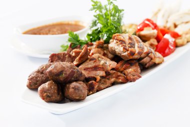 etli meze tabağı üzerinde