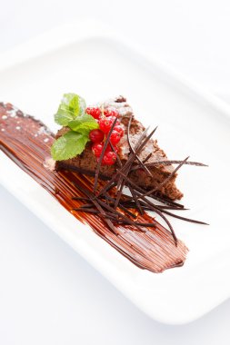 Kırmızı kuş üzümü ile çikolatalı kek