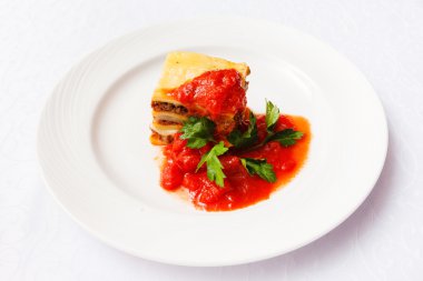 Beyaz plaka üzerinde İtalyan lazanya