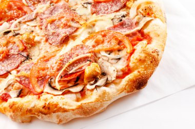 beyaz üzerine İtalyan pizza