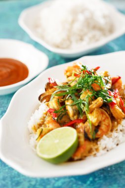 Beyaz tabakta karides ile köri