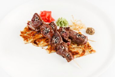 plaka üzerinde şiş üzerinde sığır eti