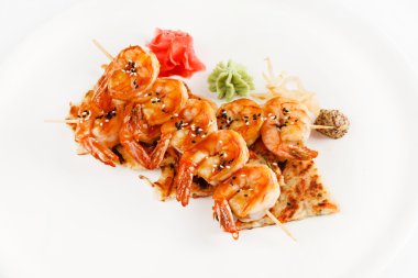 Karides şiş plaka üzerinde