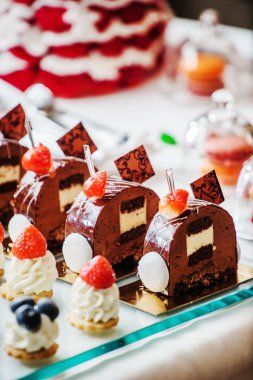 Kahvaltı masasında hamur işleri