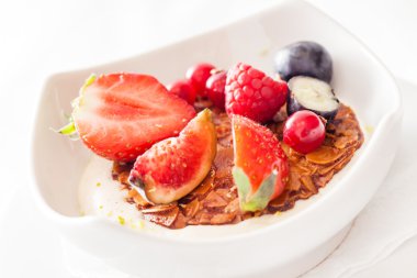 Müsli kase çilek ile