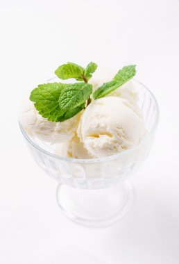 plaka üzerinde vanilyalı dondurma