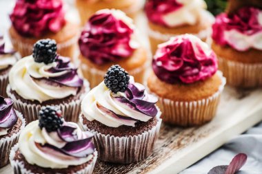 Tatlı berry cupcakes