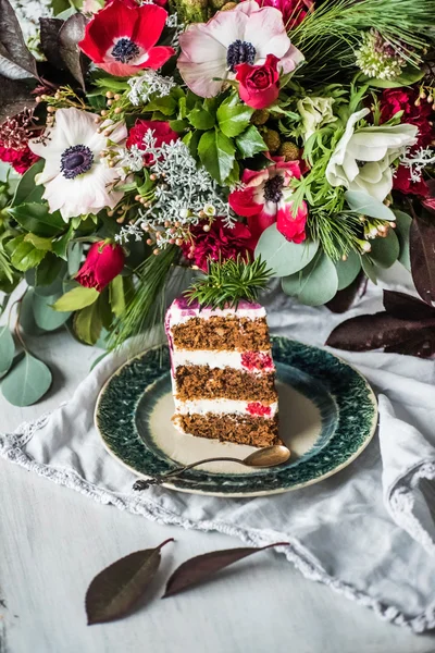 结婚蛋糕和鲜花 — 图库照片