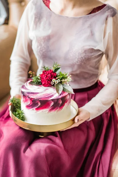 Mulher com bolo de casamento — Fotografia de Stock