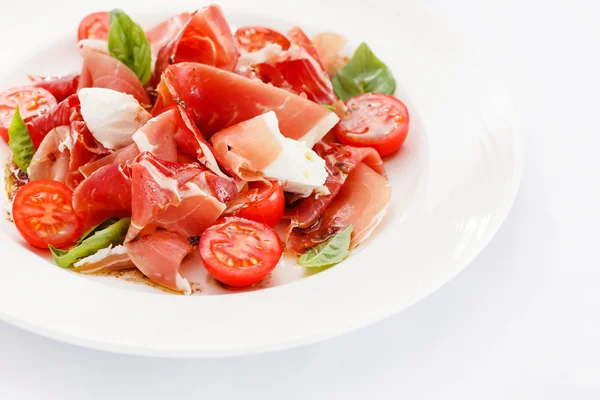 Antipasto di carne sul piatto — Foto Stock