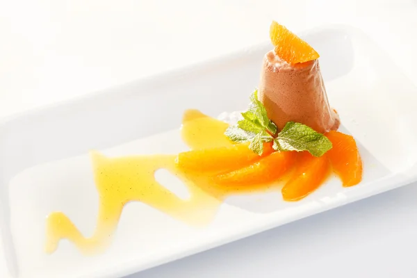 Sorvete de chocolate com laranja — Fotografia de Stock