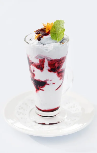 Сладкий десерт с ягодами — стоковое фото