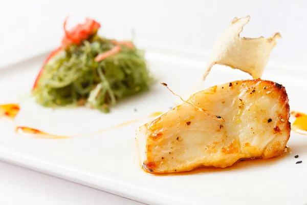 Gustoso pesce grigliato con verdure — Foto Stock