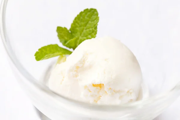 Gelato alla vaniglia sul piatto — Foto Stock