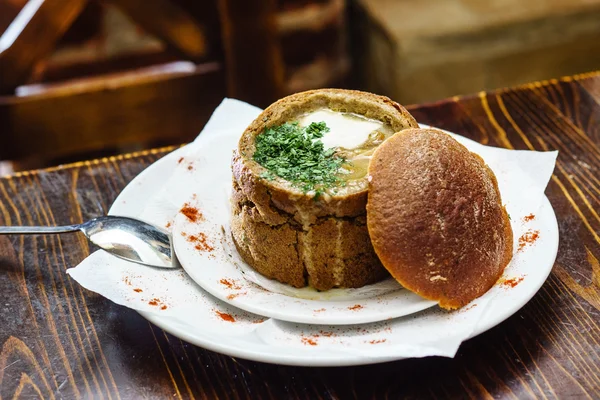 Sopa servida en pan —  Fotos de Stock