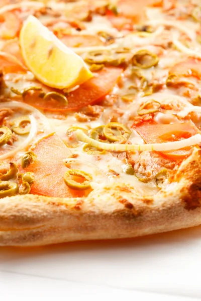 Pizza saporita su bianco — Foto Stock