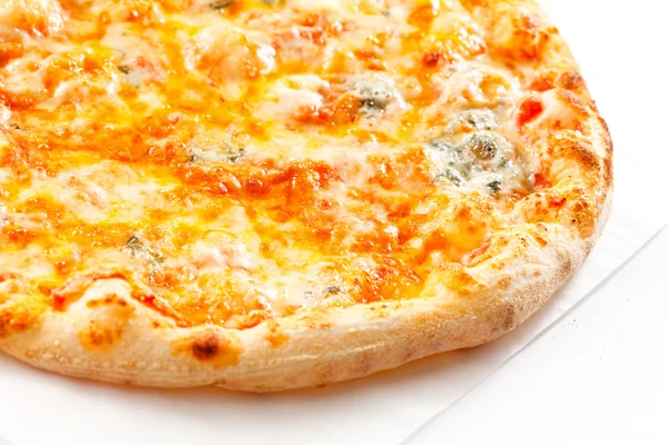 Ízletes pizza a fehér — Stock Fotó
