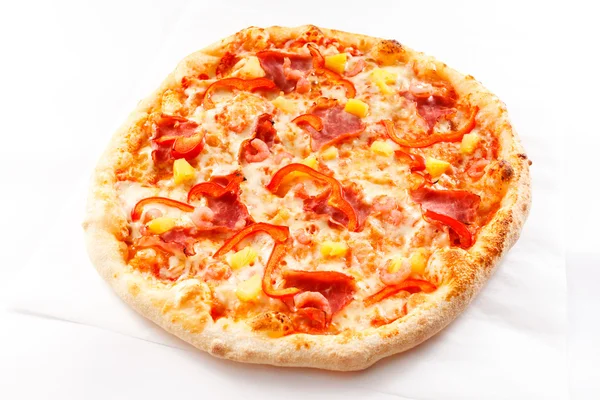 Italiensk pizza på vit — Stockfoto