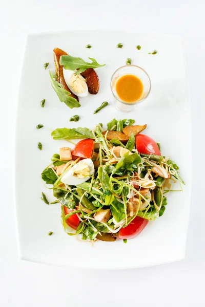 Salade avec sauce tahini sur assiette — Photo