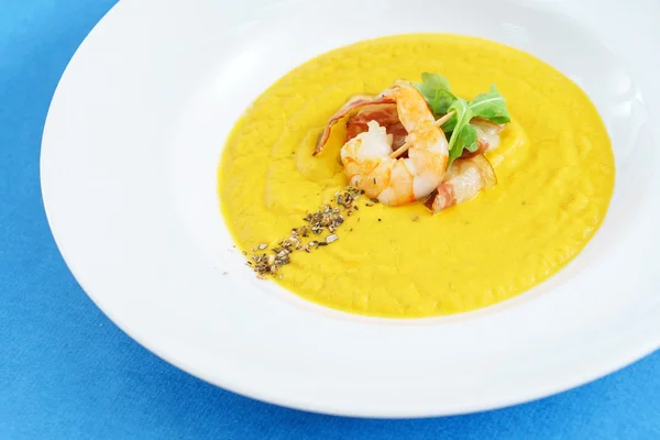 Pumpkin cream soup with shrimps — Stock Photo, Image