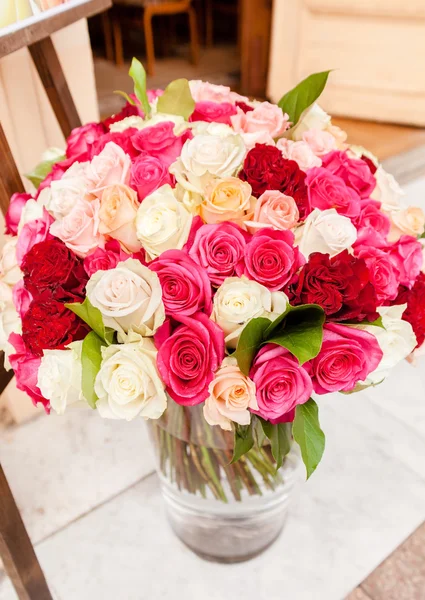 Roses bouquet in vase — Stock Photo, Image