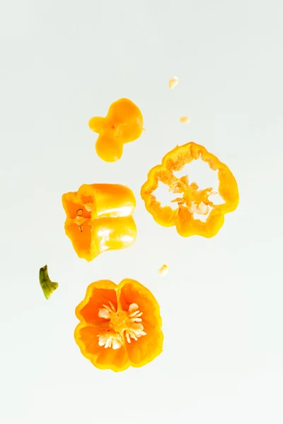Gele peper op witte — Stockfoto