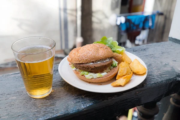 Vejetaryen burger bira ile — Stok fotoğraf