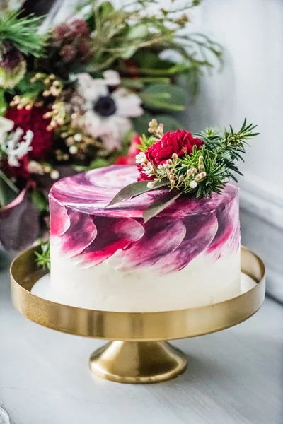 結婚式のケーキと花 — ストック写真