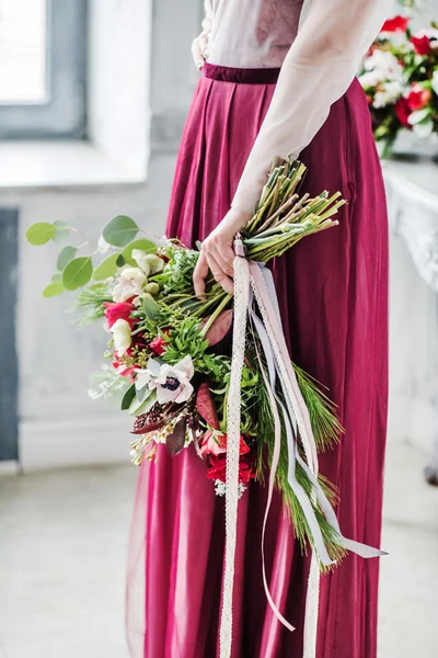 Vrouw met boeket bloemen — Stockfoto