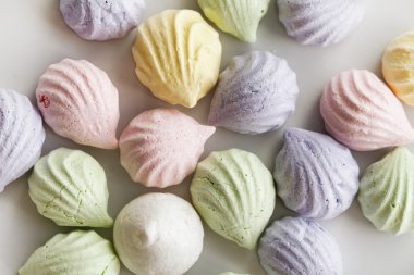 Meringues pastel renkli