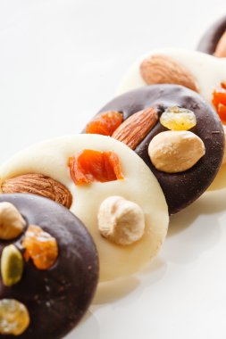 Kuru meyve ile çikolata tatlılar