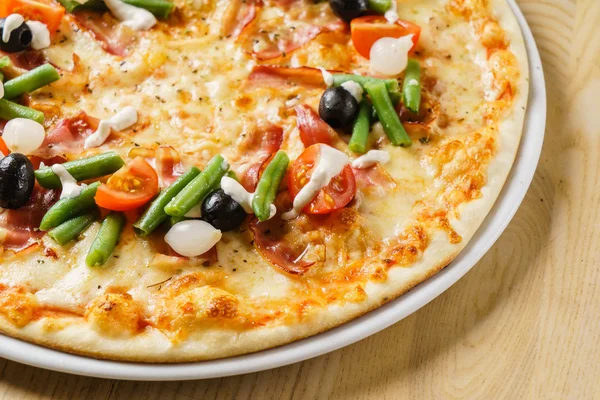 Välsmakande pizza med grönsaker — Stockfoto