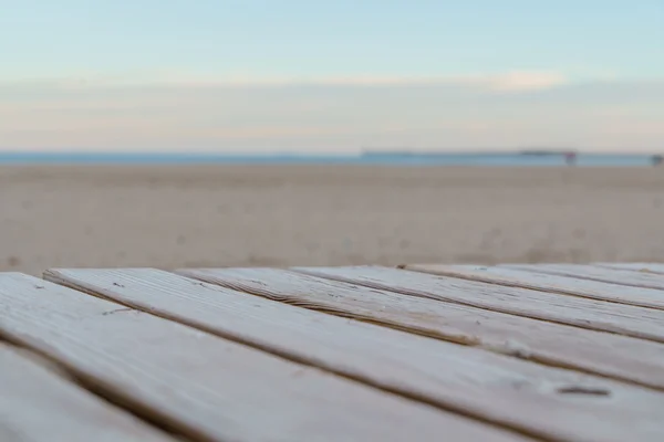 Suelos de madera sobre arena de playa — Foto de Stock