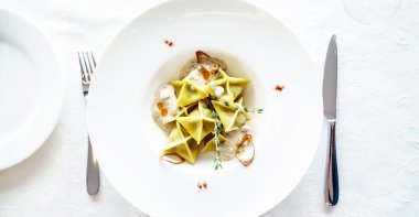 Beyaz tabakta Ravioli