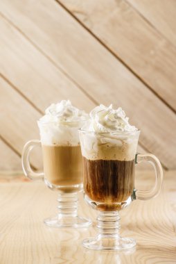 Kahve bardağı krema ile