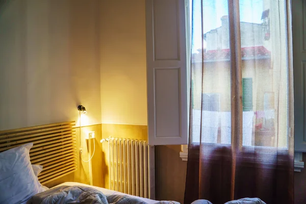 Zimmer mit Lampe und offenem Fenster — Stockfoto