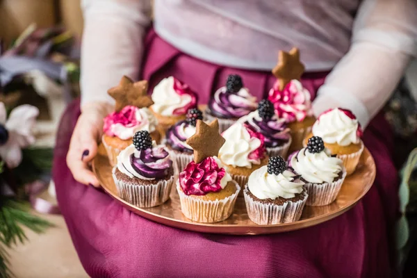Woman holding cupcakes — Stock Photo, Image