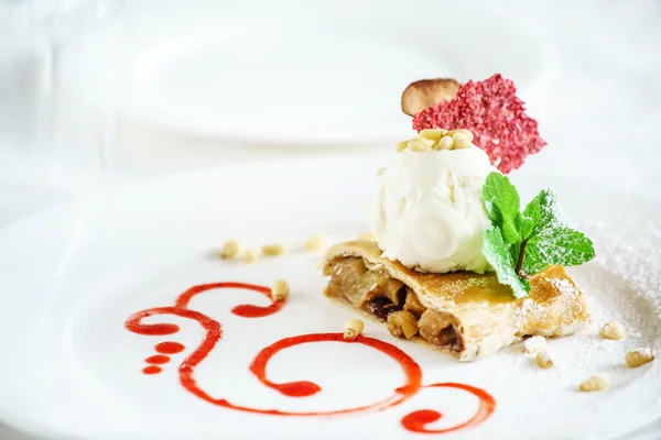 Apple strudel with ice cream — Stock Photo, Image