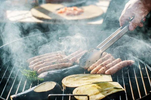 Grillade korvar med grönsaker — Stockfoto