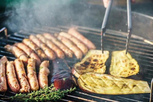 Salsichas grelhadas com legumes — Fotografia de Stock