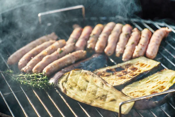 Embutidos a la parrilla con verduras — Foto de Stock