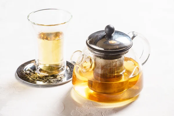 Tetera con té y taza — Foto de Stock