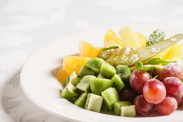 Frutas frescas sobre blanco — Foto de Stock