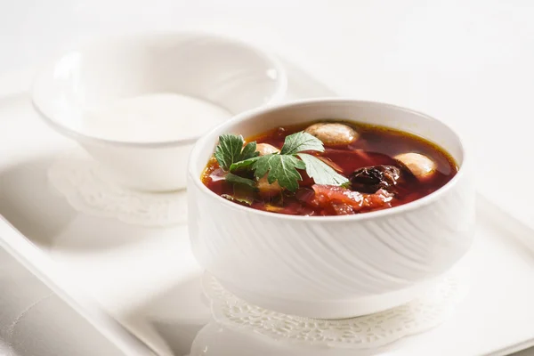 Rode biet soep in plaat — Stockfoto