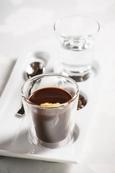 Chocolate caliente en el plato — Foto de Stock