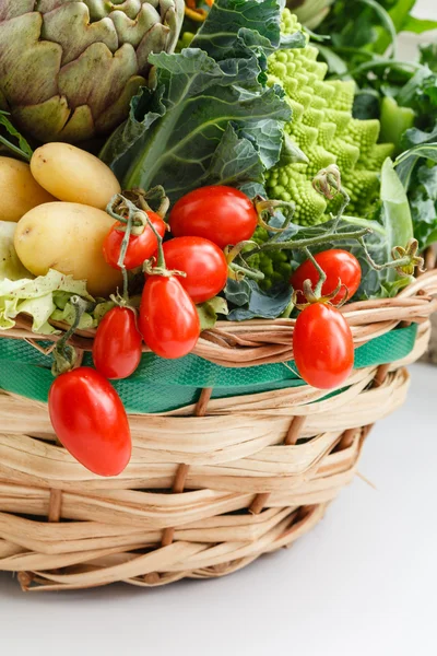 Légumes frais mûrs dans le panier — Photo