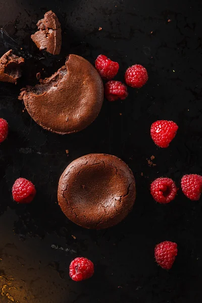 Chocolate cakes with red raspberries — Stock Photo, Image