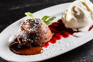 Dondurmalı çikolatalı pasta.