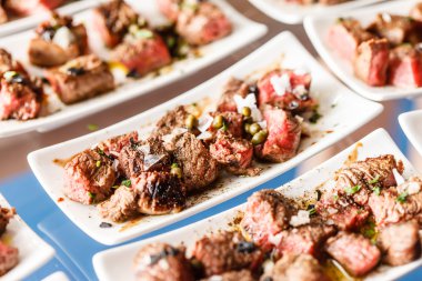 Tablo catering üzerinde lezzetli et