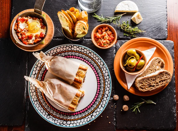 Spanisches Abendessen auf dem Tisch — Stockfoto
